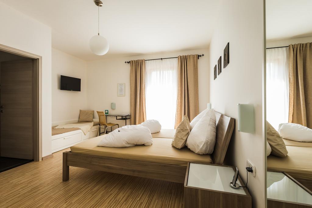 Pension Julia & Haus Elisabeth - Wallner'S Hofheuriger & Weinhof Fertőmeggyes Kültér fotó