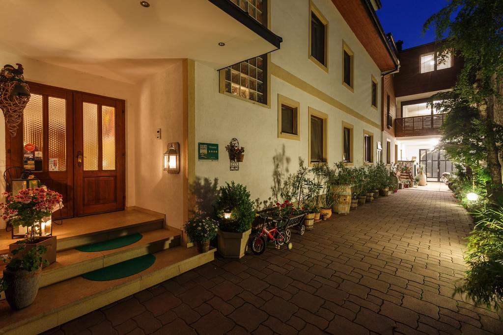 Pension Julia & Haus Elisabeth - Wallner'S Hofheuriger & Weinhof Fertőmeggyes Kültér fotó