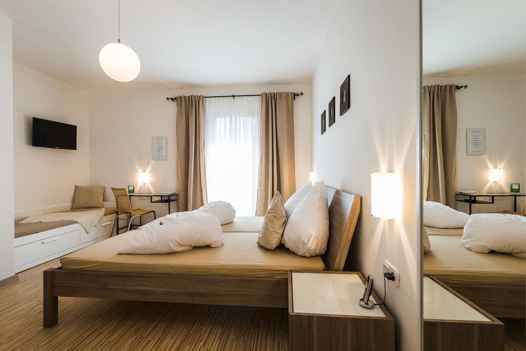 Pension Julia & Haus Elisabeth - Wallner'S Hofheuriger & Weinhof Fertőmeggyes Kültér fotó